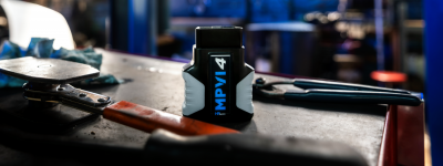 mpvi4 assis sur un établi